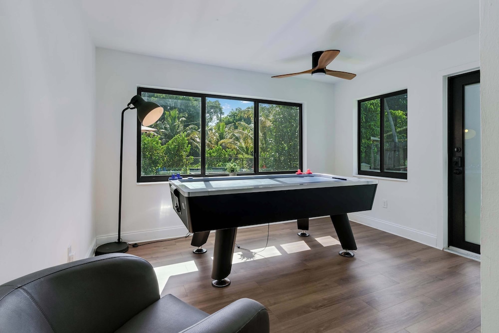 Hidden Bungalow- Peaceful Retreat BBQ and hot tub