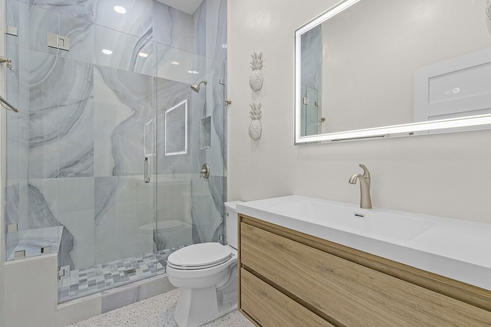 265 Beautiful Canal Front Pool Home 3 Bedroom Home