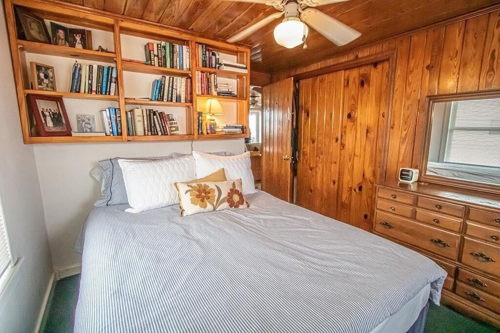 The Captain's Quarters 2 Bedroom Home by RedAwning view 4