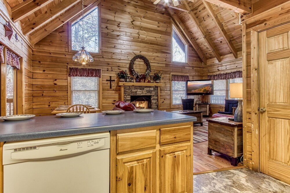 Er313- Crosswinds- Great Location- Close To Town 5 Bedroom Cabin view 4