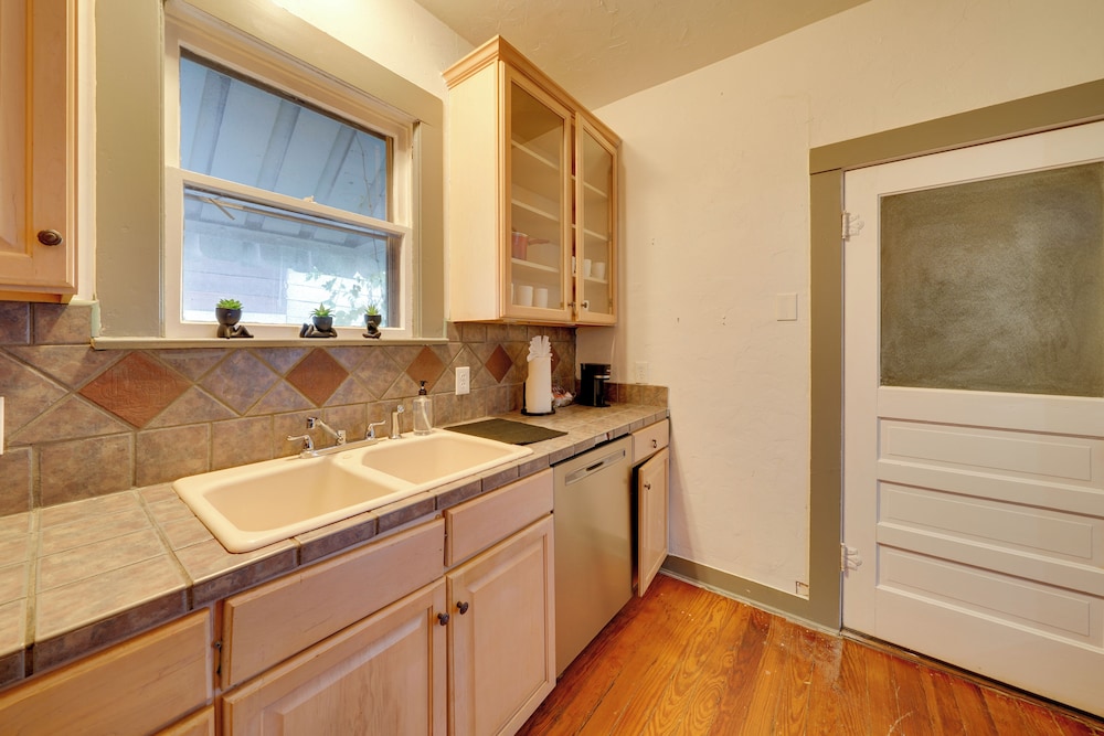 4 Mi to Downtown! Cozy Bungalow in San Antonio