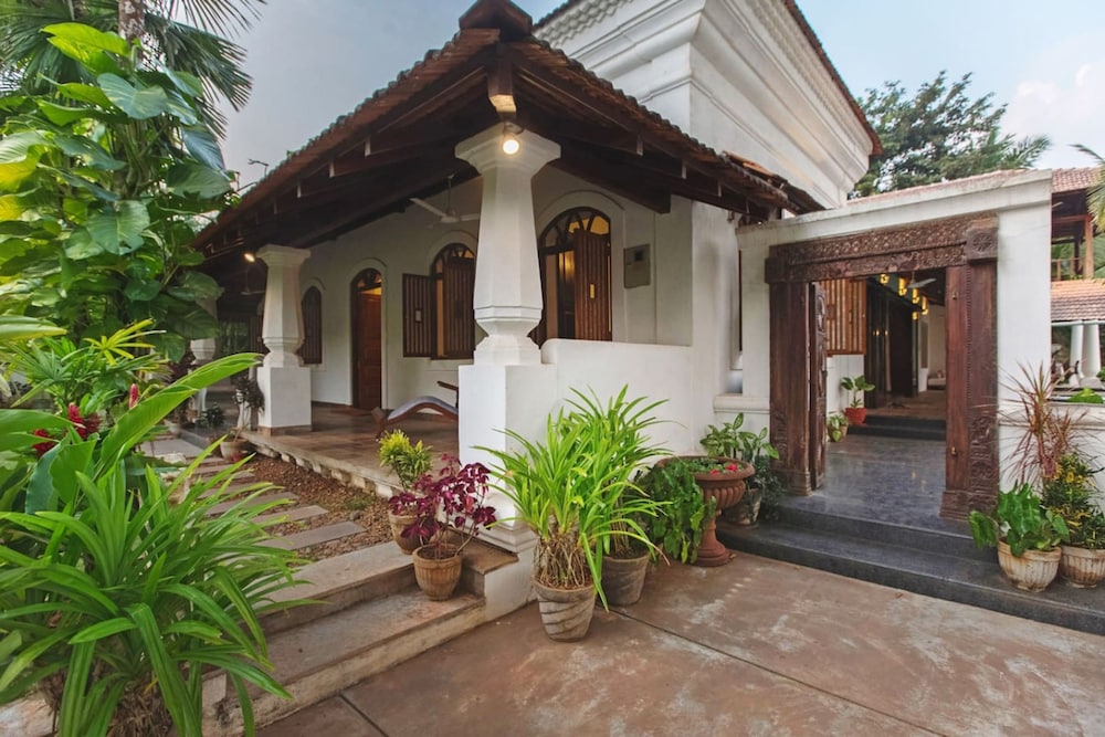Salt by Hireavilla - 4BR w Heated Pool in Siolim