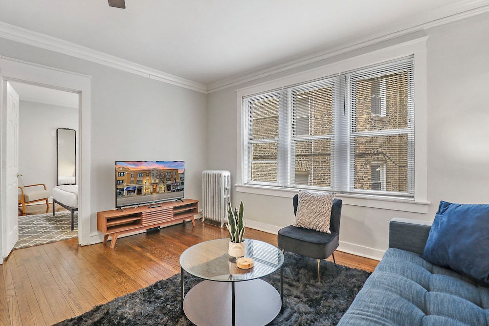 1BR Homey Pad - Lincoln 205