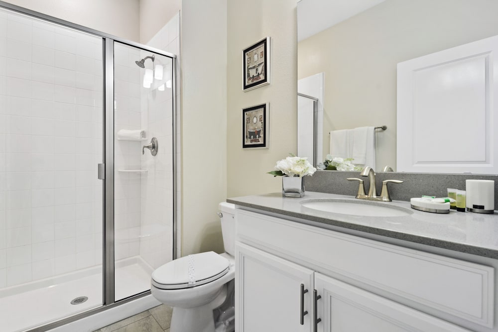 Four Bedroom Family Friendly w/ Screened Pool 4908
