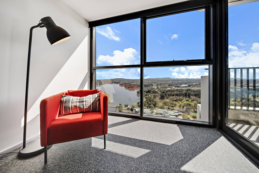 Chic 1-bed With Stunning Lake View & Indoor Pool