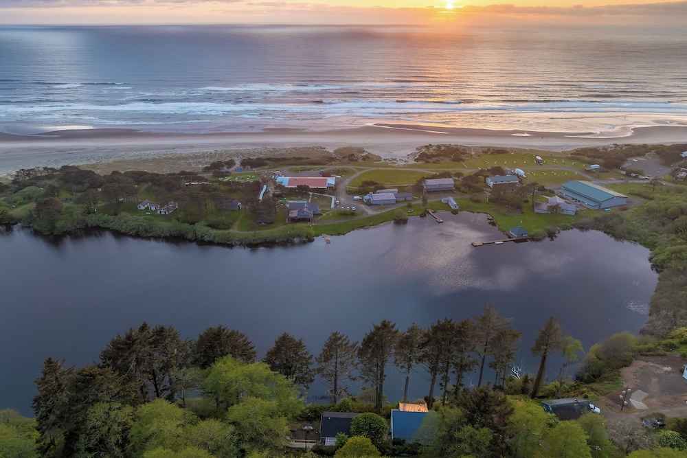 Walk to Winema Road Beach: Home w/ Hot Tub!