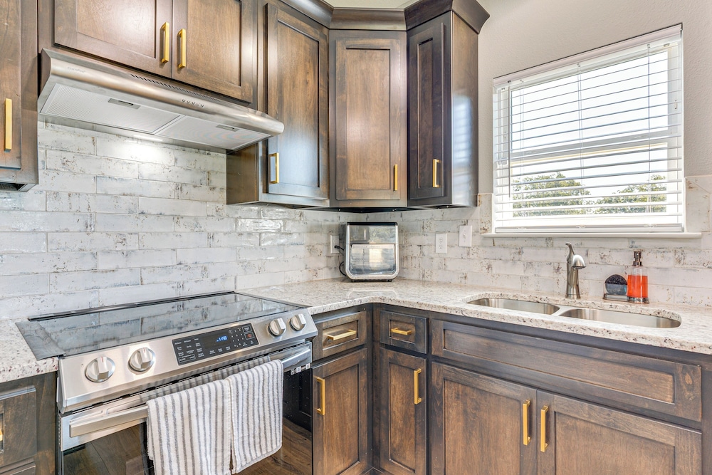 Suburban Bliss! Cozy Home w/ Neighborhood Perks