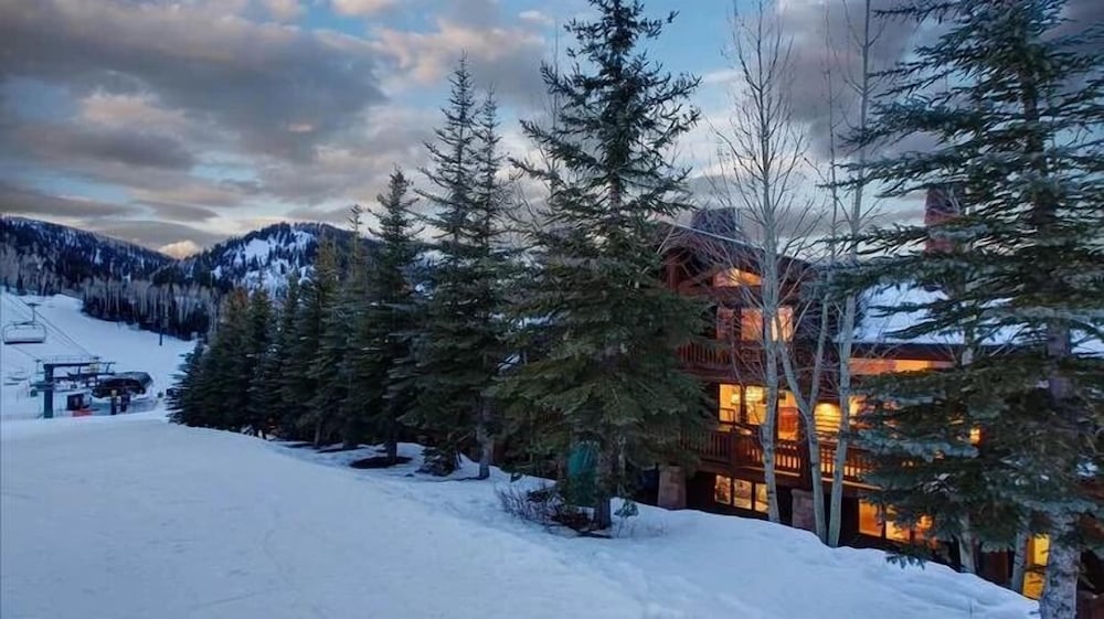 Sterling Lodge at Deer Valley Resort - Three Bedroom Condo with Hot Tub #111 3 Condo