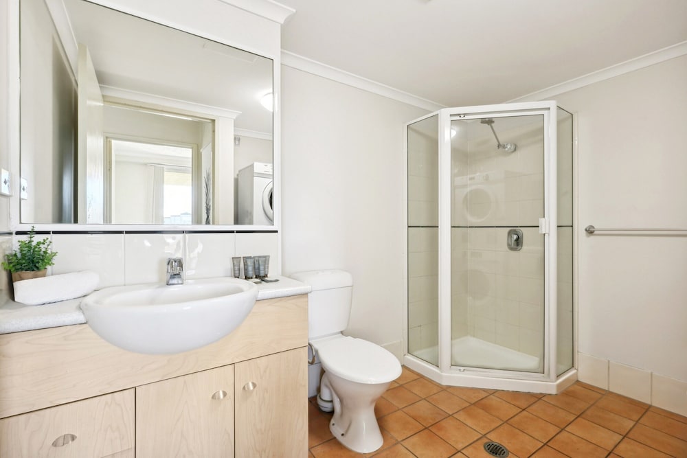 Inner-city 1-bed With Pool & Spa
