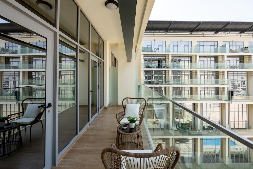 Urban 1BR in Masdar City w Pool View Balcony