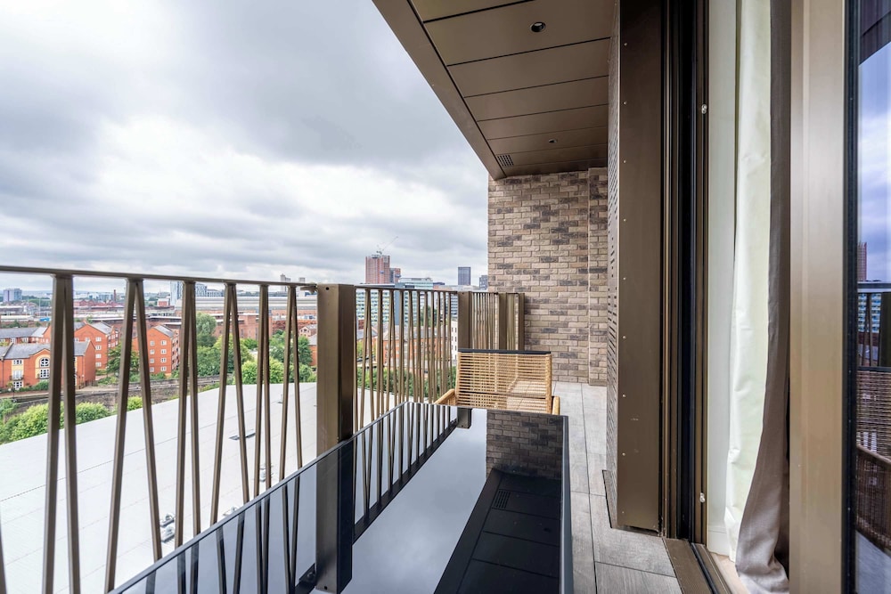 Cottonopolis Suite With 1 Bedrooms and 1 Bathrooms