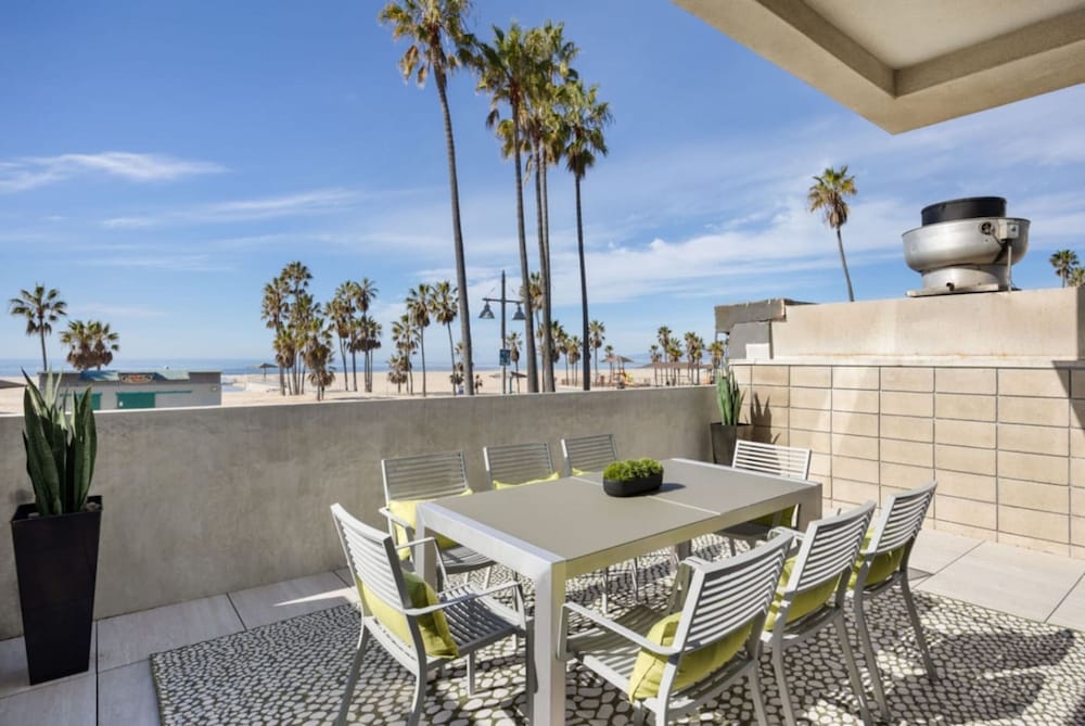 The Santa Monica Sunset - Beachfront Luxury