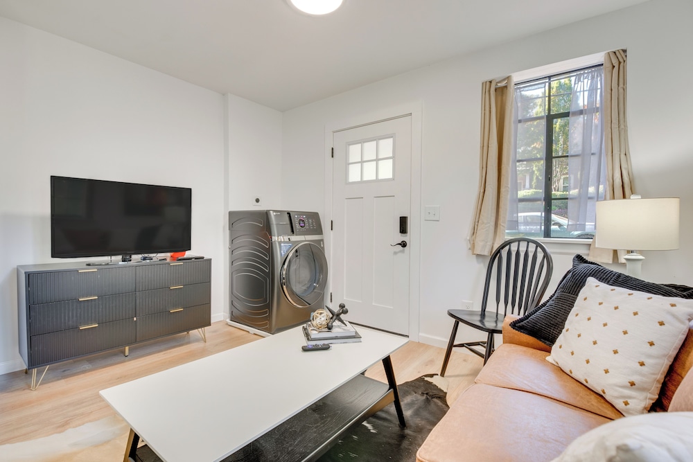 2 Mi to East Atlanta Village: Cozy Studio w/ Porch