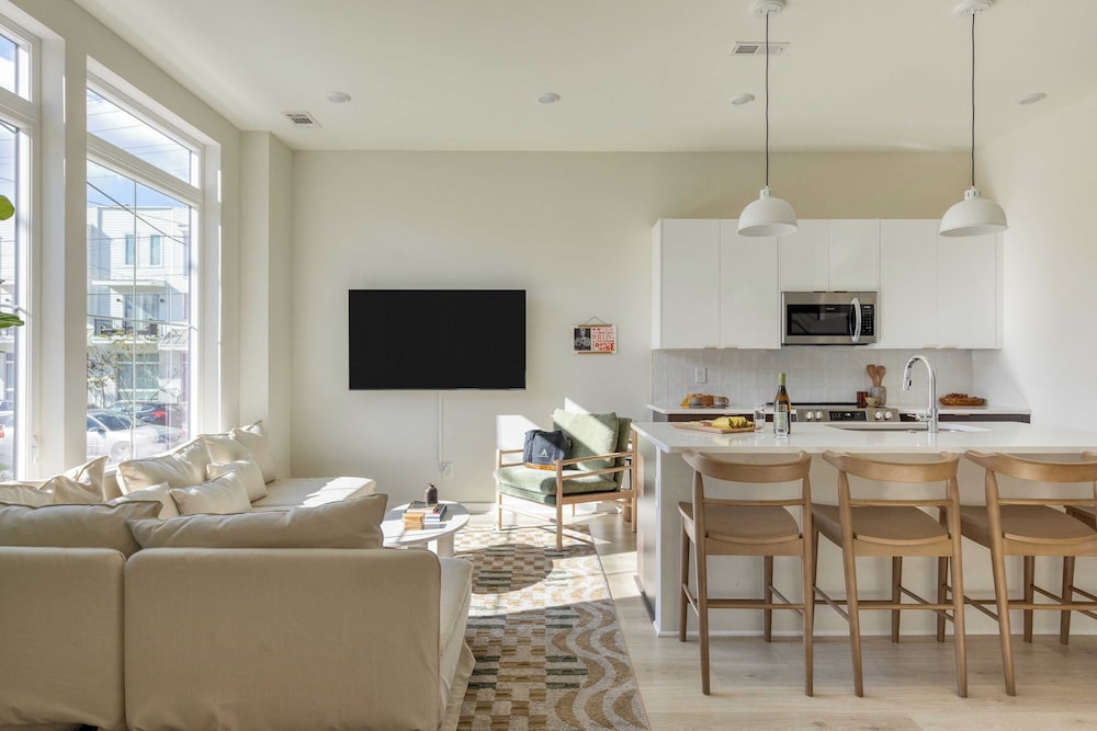 Sleeps 24! 3 Modern 4bdr Townhomes w/ Covered Patios Nashville Group Retreat