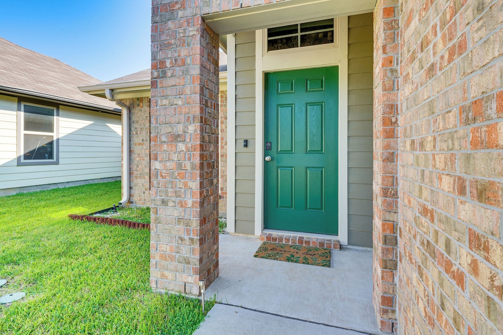 9 Mi to College Station: Dog-friendly Home w/ Yard