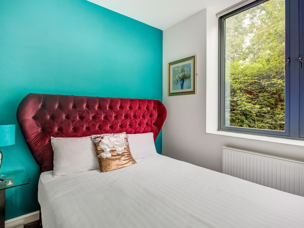 Simplistic Apartment in Milton Keynes Near Willen Lake view 4