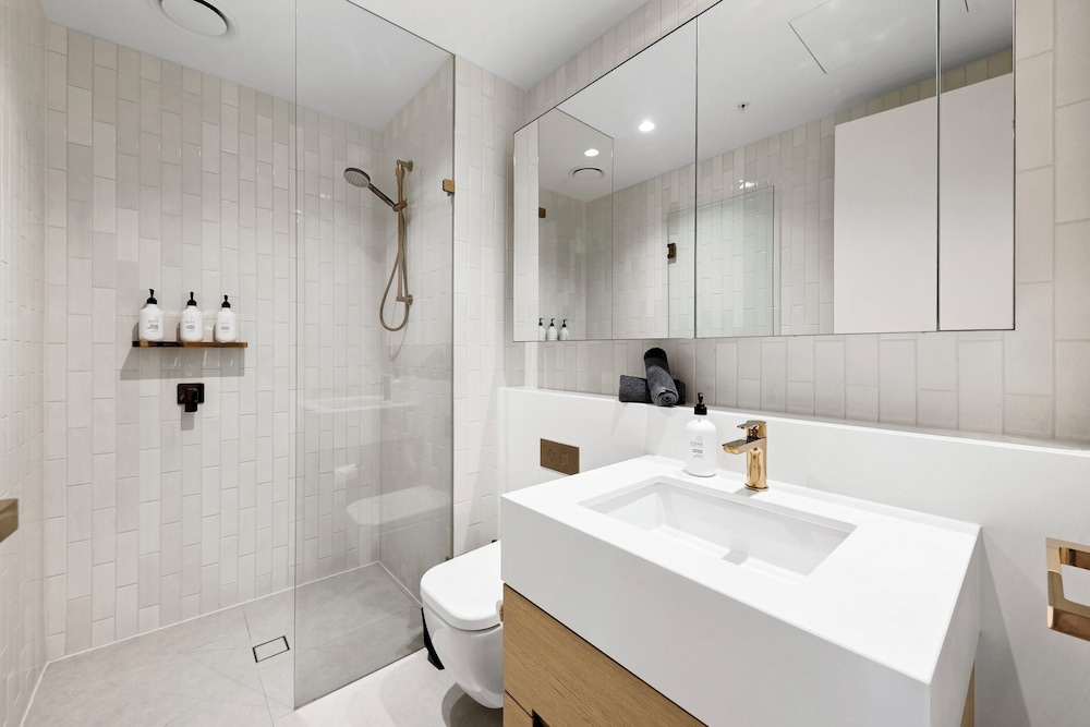 Luxuria Apartments - Collins House