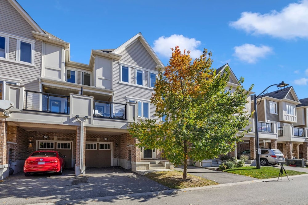 Cozy 3BR Home Parking Near Kitchener Attractions