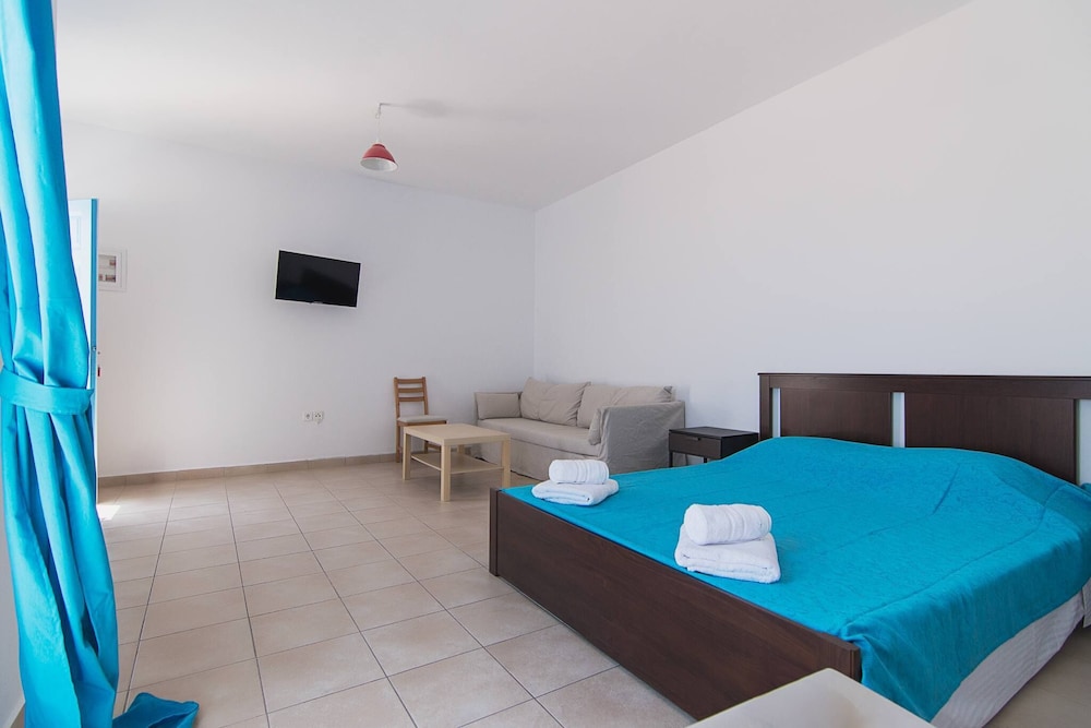 Kamari Sunset Escape With Santorini Views