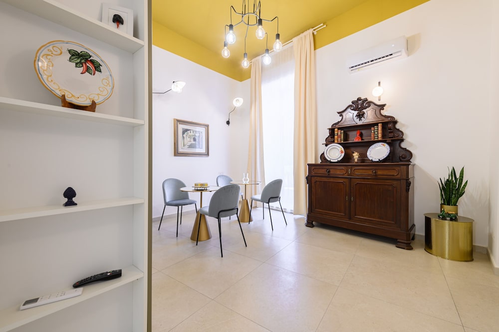 Into Mann in Naples With 5 Bedrooms and 5 Bathrooms