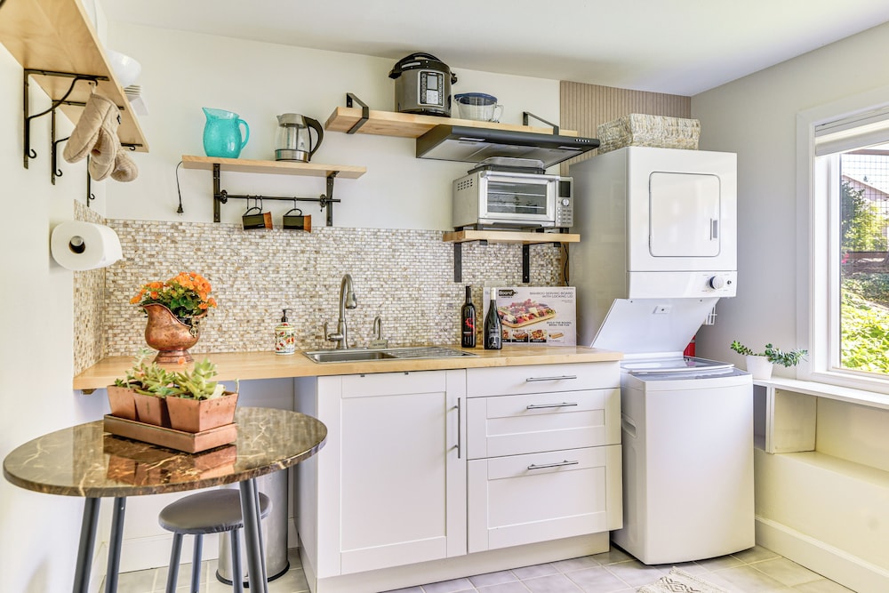 Backs to Wetlands: Tranquil Beaverton Retreat!