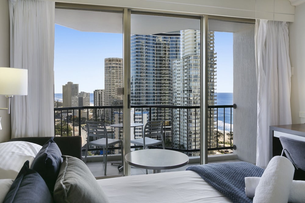 Ocean View 2-bed Studio In the Heart of Surfers
