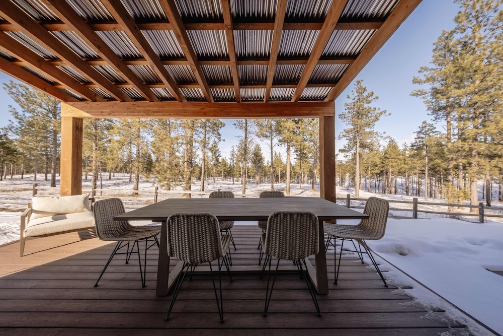 Wilderness Club Nest Modern Cabin Retreat for 9 w/ Hot Tub
