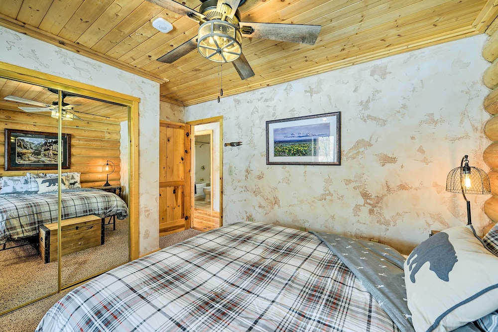 Charming Bedford Cabin w/ Private Hot Tub! view 4