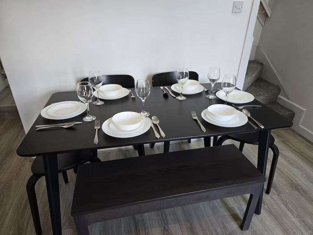 4 Bed-sleeps 9-private Garden-free Parking