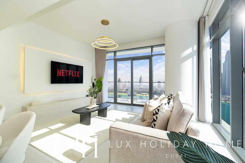 LUX The Marina Vista Beachfront Suite