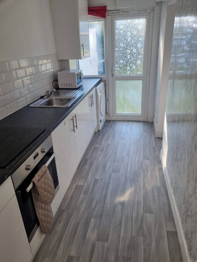 Gillingham 4-bed Stay - Wifi, Parking, Ldn Access