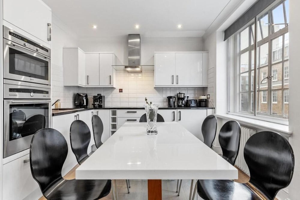 London Chic Apartment - City Center Gem