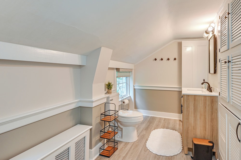 Cottage-chic Retreat < 1 Mi to Connecticut River!