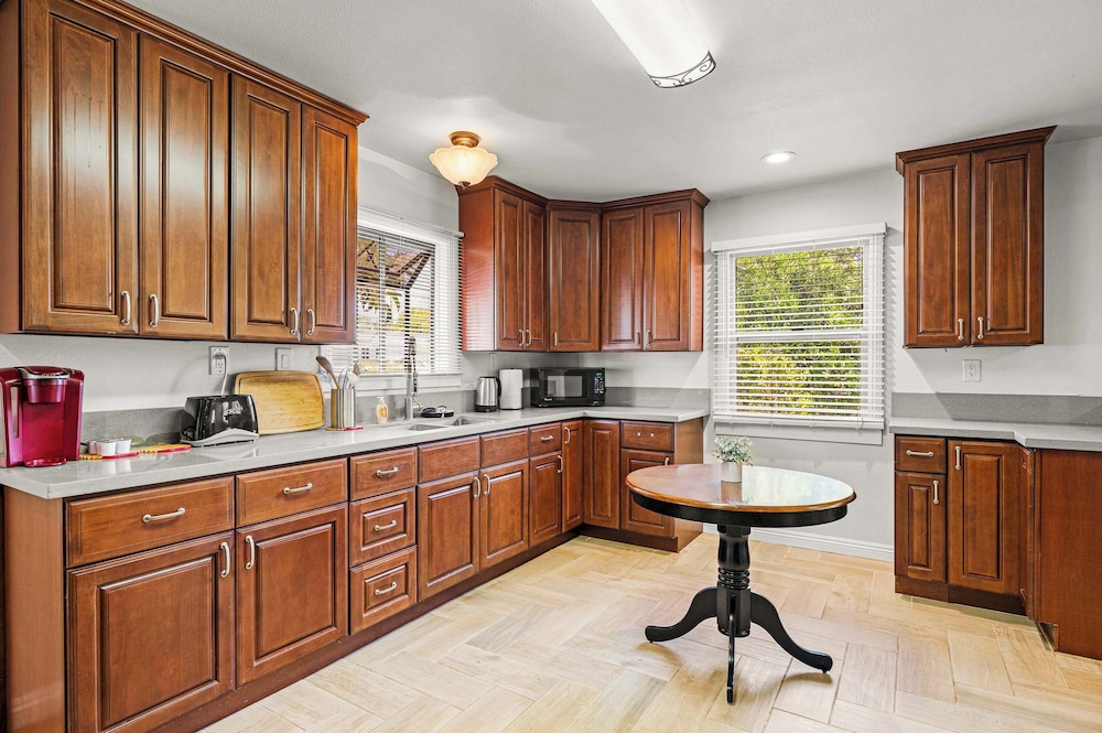 Spacious Retreat w Large Kitchen & Outdoor Patio