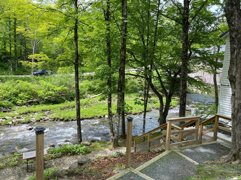 Green River Bridge Inn