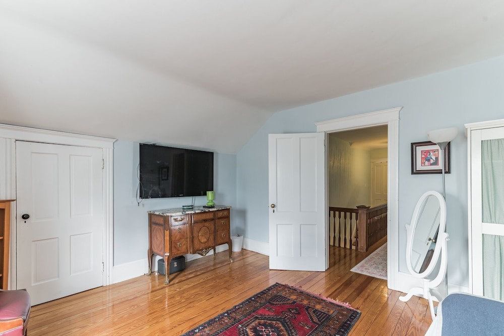 Spacious Victorian Home With Mountain Views And Lots Of Fun Extras!! 5 Bedroom Farmhouse by Redawning - Property Image 29