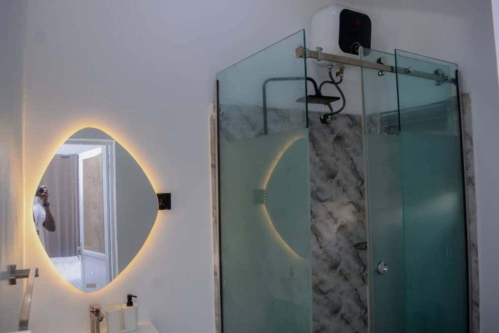 Bamgbose Apartments - Sleeps 2 - Parking - Wifi