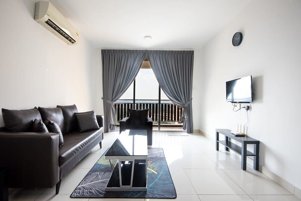 Comfy 3BR Apt @ KSL Daya Near Ikea Tebrau, Parking