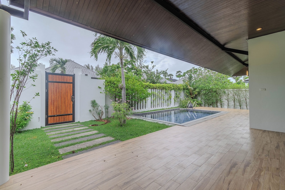 2BR with Pool & Garden Near Beach V242