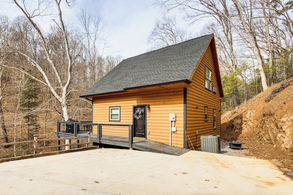 8 Mi to Dollywood: Cabin w/ Hot Tub & Decks!