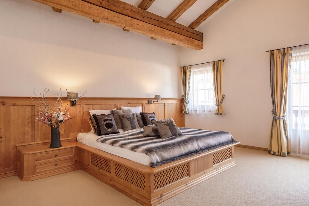 Elegant Chalet Near Slopes & Village