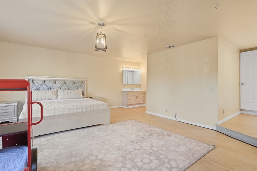 Spacious Mountain Getaway Game Room & Gazebo 5 Bedroom Villa