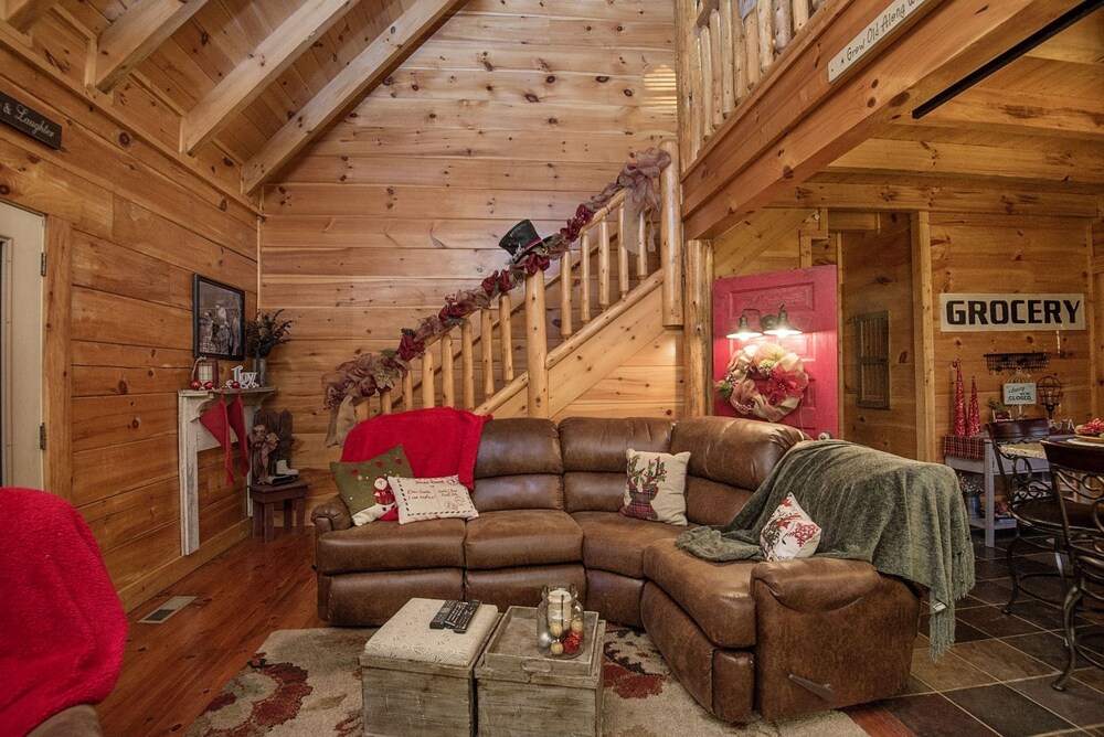 Liam's Retreat - 2 Bedroom with GameRoom just minutes away from Pigeon Forge 2 Cabin by RedAwning view 5