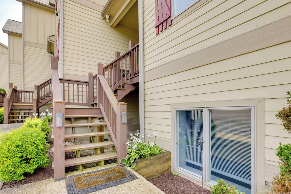 < Half-mi to Lake: Townhome w/ Hot Tub in Mchenry!