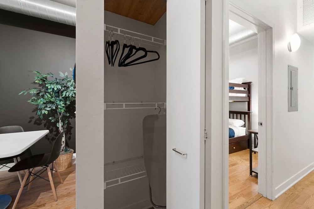 Sleek 2 Bed 2 Bath Condo in Trendy Fulton Market