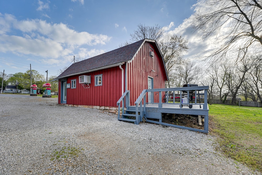 Charming Studio Home 12 Mi to Eureka Springs! view 3