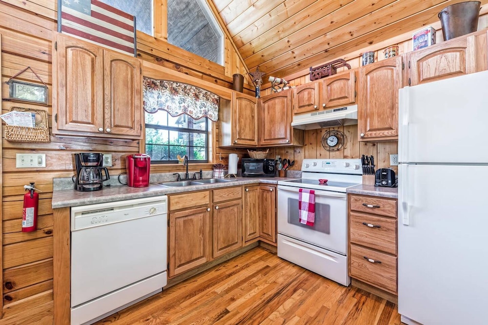 Smoky Mtn Lux Cabin Hot Tub Pool Views