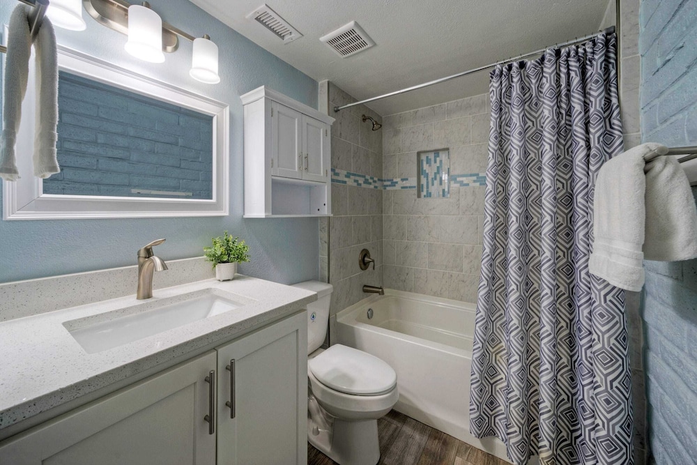 Sleeps 20 3 Condos w/ Beach Access, Pool, Tennis Courts Sea Sands Complex