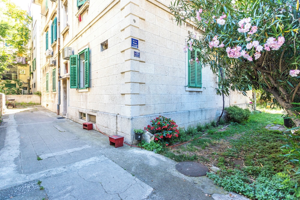 Traditional apartment Bacvice, 3 min walk to the beach