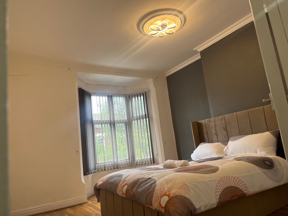 4-guest Charm Home W/street Parking & Wifi & Party